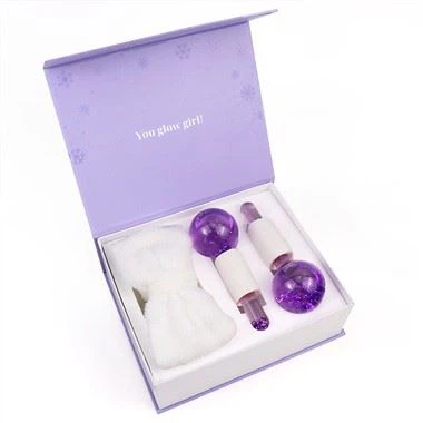 বেগুনি বরফ গ্লোবগুলি হেয়ারব্যান্ড সহ ম্যাসেজের মুখোমুখি হয়