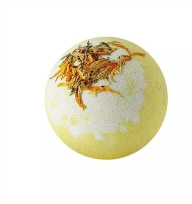 শুকনো ফুলের সাথে হলুদ স্নানের বোমা